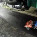 Tampak dua orang pelaku tengah melancarkan aksi mencuri becak bermotor yang tengah diparkir di bengkel karena mogok.