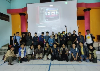 Foto bersama para penonton usai nonton bareng.