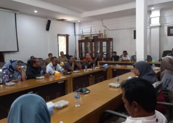 Keluarga korban Tragedi Kanjuruhan saat audiensi bersama Ketua DPRD Kabupaten Malang.