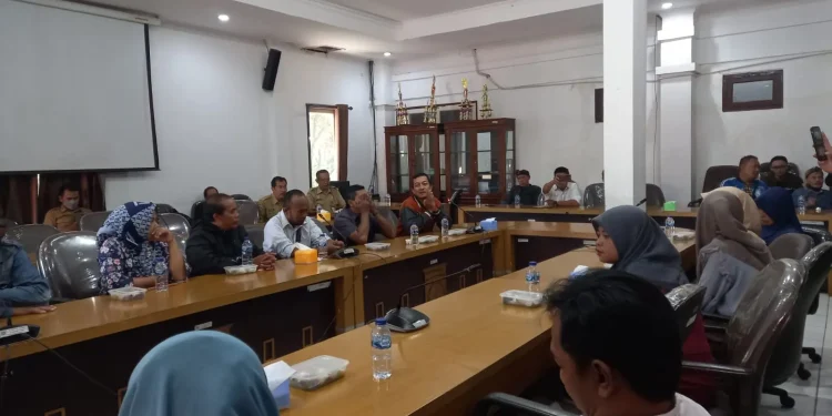Keluarga korban Tragedi Kanjuruhan saat audiensi bersama Ketua DPRD Kabupaten Malang.