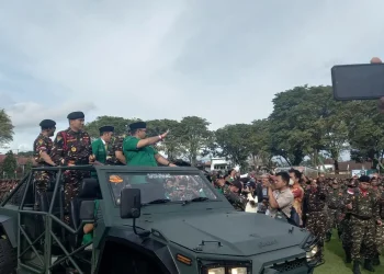Menteri Agama RI Yaqut Cholil Qoumas (melambaikan tangan) menyapa kader GP Ansor dan Banser Kabupaten Malang