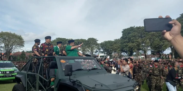 Menteri Agama RI Yaqut Cholil Qoumas (melambaikan tangan) menyapa kader GP Ansor dan Banser Kabupaten Malang