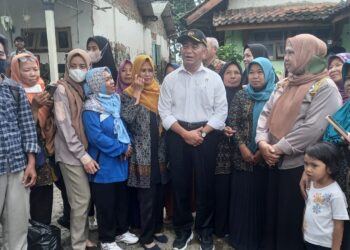 Muhadjir Effendy berfoto bersama warga Desa Pucangsongo, Kecamatan Pakis, Kabupaten Malang.