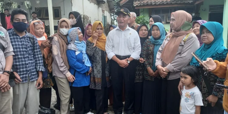 Muhadjir Effendy berfoto bersama warga Desa Pucangsongo, Kecamatan Pakis, Kabupaten Malang.