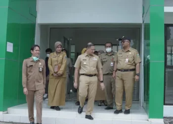 Pj Wali Kota Batu, Aries Agung Paewai, saat mengunjungi lokasi pembangunan gedung SMP Negeri 7 Kota Batu, Selasa (31/1/2023).