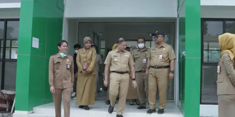 Pj Wali Kota Batu, Aries Agung Paewai, saat mengunjungi lokasi pembangunan gedung SMP Negeri 7 Kota Batu, Selasa (31/1/2023).