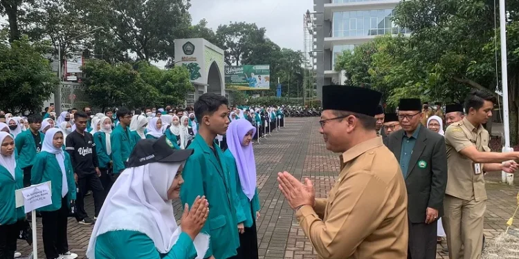 Wakil Bupati Malang, Didik Gatot Subroto, saat melepas mahasiswa KSM Unisma.