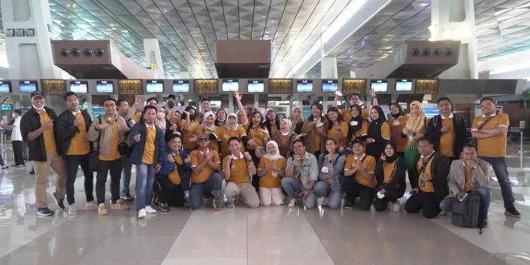 Pemberangkatan karyawan PT Pegadaian yang berprestasi.