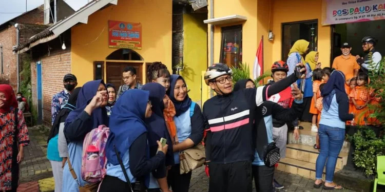 Wali Kota Malang, Sutiaji, selfie bersama emak-emak.