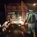 Petugas dan warga mengevakuasi korban yang terjepit di kolong truk.