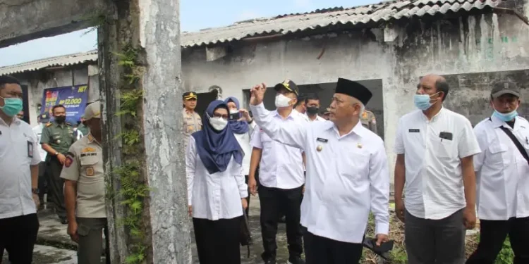 Bupati Malang, Sanusi saat meninjau Pasar Lawang beberapa waktu lalu.