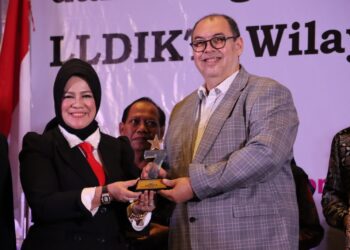 Kepala LLDIKTI Wilayah VII Jatim Prof Dyah Sawitri SE MM menyerahkan penghargaan AKU kepada Ketua STIE Malangkucecwara Drs Bunyamin MM PhD.