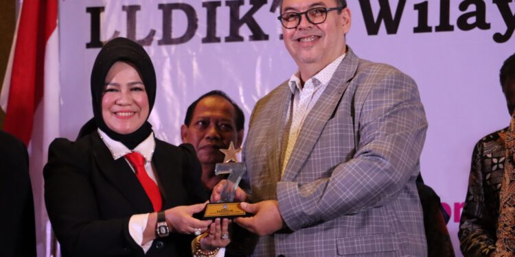 Kepala LLDIKTI Wilayah VII Jatim Prof Dyah Sawitri SE MM menyerahkan penghargaan AKU kepada Ketua STIE Malangkucecwara Drs Bunyamin MM PhD.