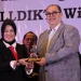 Kepala LLDIKTI Wilayah VII Jatim Prof Dyah Sawitri SE MM menyerahkan penghargaan AKU kepada Ketua STIE Malangkucecwara Drs Bunyamin MM PhD.