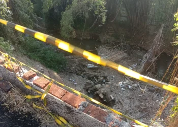 Kondisi plengsengan penahan ujung proyek gorong gorong Jalan Terusan Dieng, Kota Malang yang ambrol.