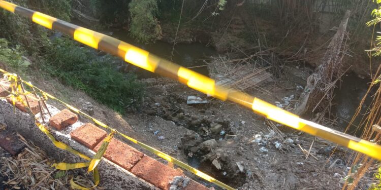 Kondisi plengsengan penahan ujung proyek gorong gorong Jalan Terusan Dieng, Kota Malang yang ambrol.