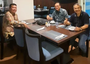 Dr Aqua Dwipayana (kanan) sambil makan malam mendiskusikan dengan Komisaris Utama PT Jasa Tania Tbk Alexander Maha (kiri) dan Komisaris Independen Memed Wiramihardja tentang upaya memajukan perusahaan tersebut.