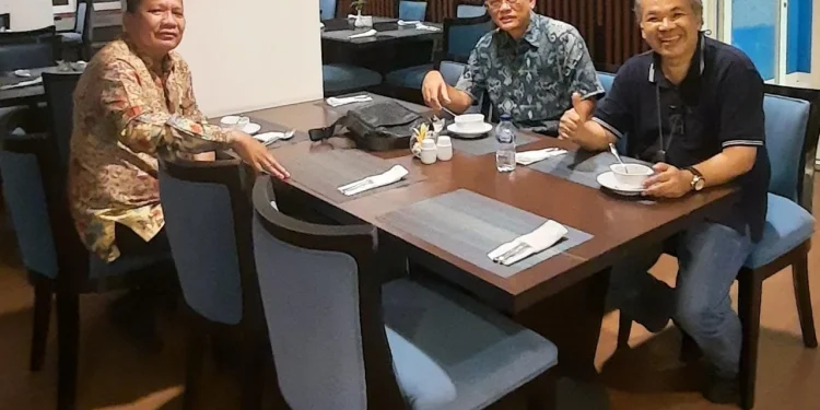 Dr Aqua Dwipayana (kanan) sambil makan malam mendiskusikan dengan Komisaris Utama PT Jasa Tania Tbk Alexander Maha (kiri) dan Komisaris Independen Memed Wiramihardja tentang upaya memajukan perusahaan tersebut.