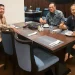 Dr Aqua Dwipayana (kanan) sambil makan malam mendiskusikan dengan Komisaris Utama PT Jasa Tania Tbk Alexander Maha (kiri) dan Komisaris Independen Memed Wiramihardja tentang upaya memajukan perusahaan tersebut.