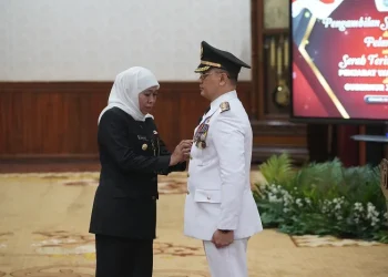 Gubernur Jatim, Khofifah Indar Parawansa, resmi melantik Aries Agung Paewai menjadi Pj Wali Kota Batu masa jabatan 2023-2024. Peresmian digelar di Surabaya, Kamis (19/1/2023).