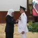 Gubernur Jatim, Khofifah Indar Parawansa, resmi melantik Aries Agung Paewai menjadi Pj Wali Kota Batu masa jabatan 2023-2024. Peresmian digelar di Surabaya, Kamis (19/1/2023).