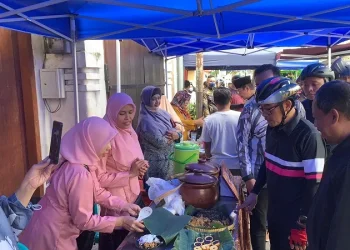 Wali Kota Malang Sutiaji belanja jajanan pelaku UMKM Kayutangan.