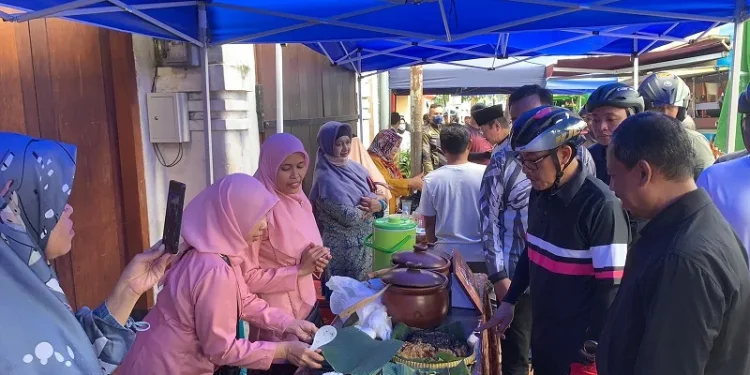 Wali Kota Malang Sutiaji belanja jajanan pelaku UMKM Kayutangan.