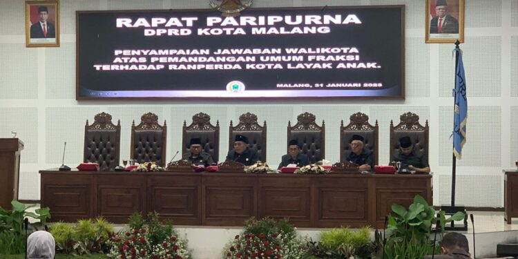 Wakil Wali Kota Malang bersama jajaran pimpinan DPRD Kota Malang.