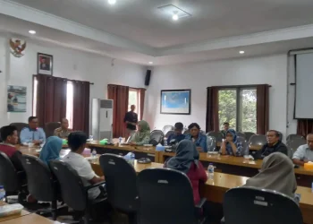 Suasana pertemuan keluarga korban Tragedi Kanjuruhan dengan Ketua DPRD Kabupaten Malang.