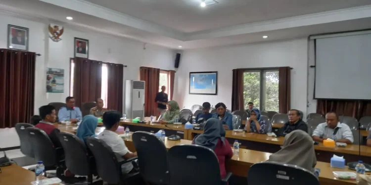Suasana pertemuan keluarga korban Tragedi Kanjuruhan dengan Ketua DPRD Kabupaten Malang.
