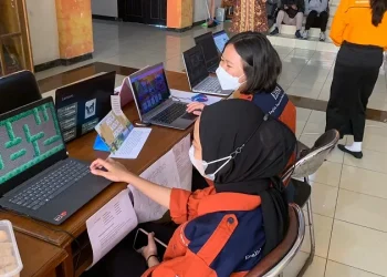 Mahasiswa Unikama saat mencoba edu game yang dipamerkan.