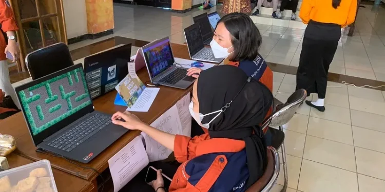 Mahasiswa Unikama saat mencoba edu game yang dipamerkan.
