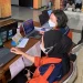 Mahasiswa Unikama saat mencoba edu game yang dipamerkan.