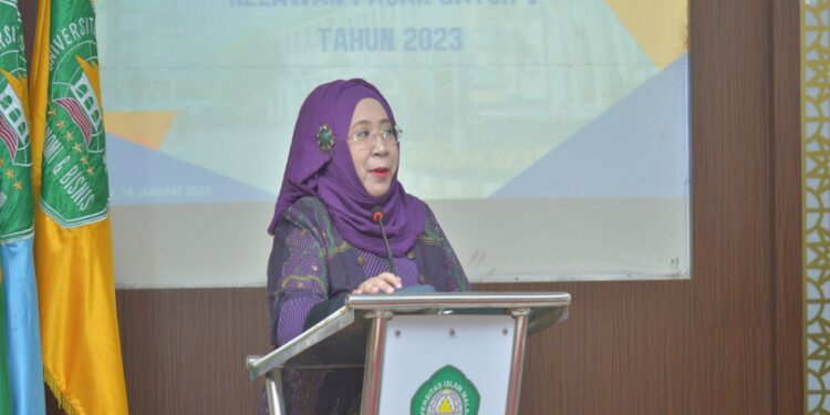 Dekan FEB Unisma, Nur Diana SE MSi saat memberi sambutan di acara diklat relawan pajak. Foto/dok. Unisma