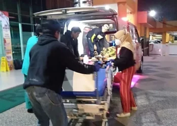 Evakuasi pria yang tertabrak kereta api di Kota Malang.