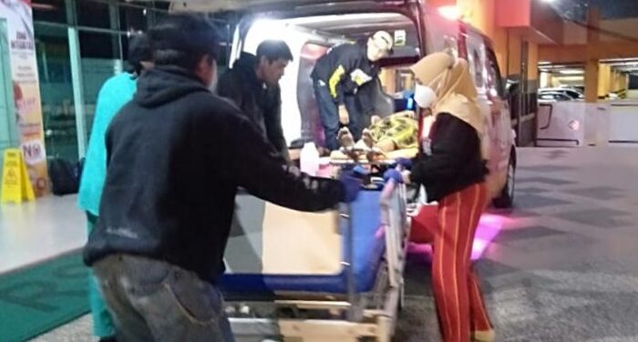 Evakuasi pria yang tertabrak kereta api di Kota Malang.