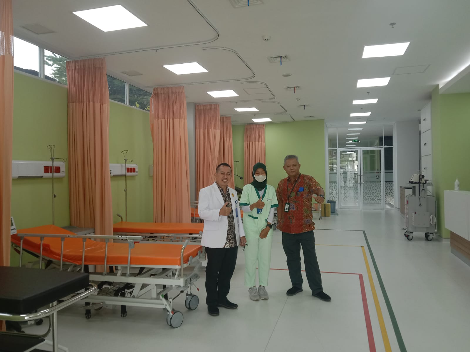 Direktur RSU BRI Medika Malang, dr Taufiq Hidayat (jas putih) menunjukkan fasilitas IGD di RSU BRI Medika.