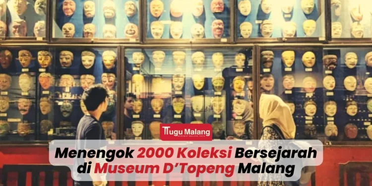 Pengunjung mengamati kolekdi di Museum D’topeng Malang