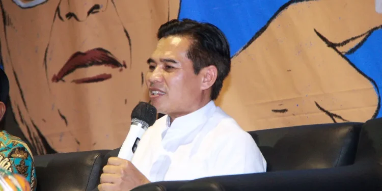 Pastor Paroki, Romo (Rm) Hendrikus Suwaji OCarm saat memaparkan materi di Haul Gus Dur ke-13.