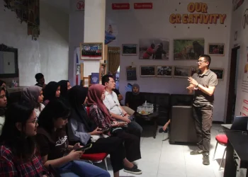 Rachmadin Ismail, editor in chief hellosehat.com, saat menyampaikan materi di kantor Tugu Media Group.