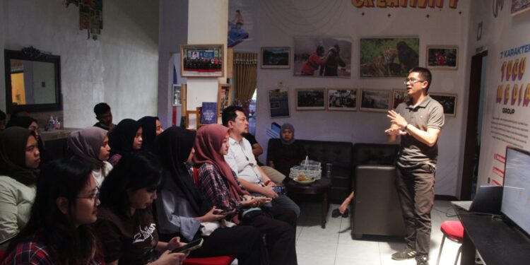 Rachmadin Ismail, editor in chief hellosehat.com, saat menyampaikan materi di kantor Tugu Media Group.