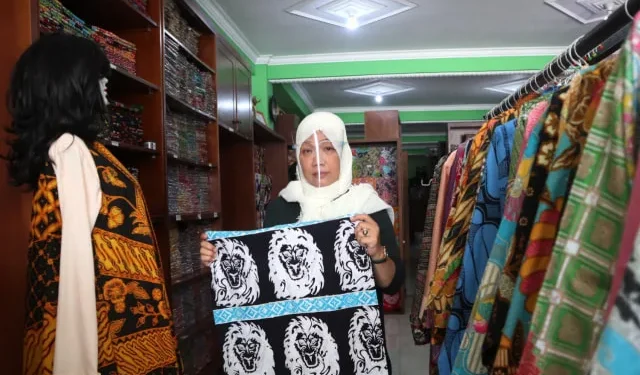 Batik dengan motif kepala singa.