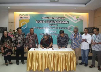 Pimpinan Pegadaian Kanwil XII Surabaya, Mulyono Rekso, menandatangani MOU dengan Rektor Universitas Wijaya Putra.