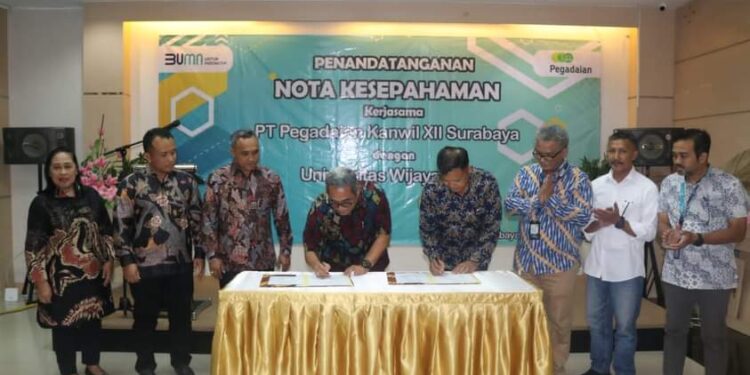 Pimpinan Pegadaian Kanwil XII Surabaya, Mulyono Rekso, menandatangani MOU dengan Rektor Universitas Wijaya Putra.