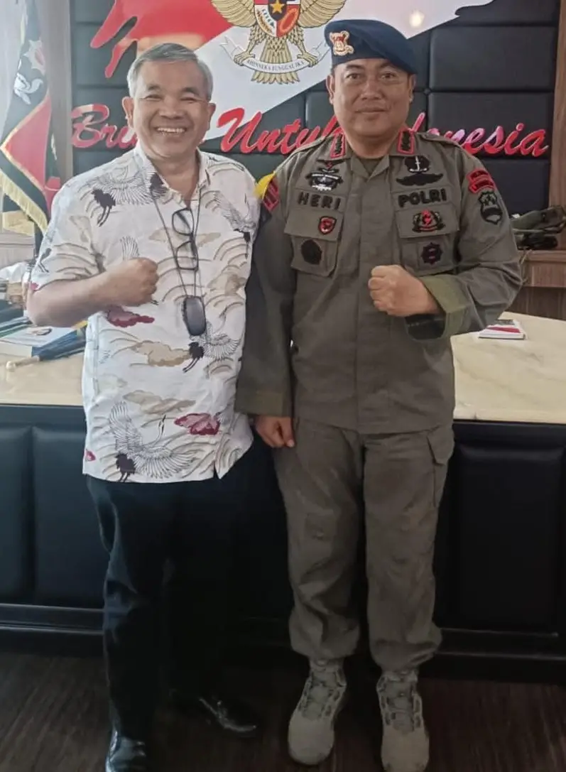 Dr Aqua Dwipayana bersama Kepala Pusdik Brimob Kombes Pol Heri Sulesmono sebelum memberikan Sharing Komunikasi dan Motivasi kepada anggota Polri dan istri serta taruna Akpol tingkat IV.