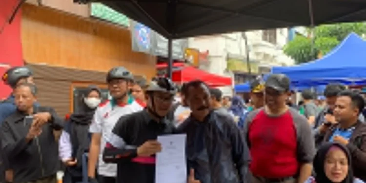 Wali Kota Malang menyerahkan NIB kepada Cahyono, salah seorang warga.