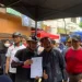 Wali Kota Malang menyerahkan NIB kepada Cahyono, salah seorang warga.