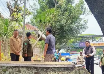 Pj Wali Kota Batu, Aries Agung Paewai, didampingi Sekda Kota Batu, Zadim Efisiensi, dan Kepala Dinas PUPR Kota Batu, Alfi Nurhidayat, meninjau lokasi Jalan Ir Soekarno yang kerap menjadi simpul kemacetan, Senin (23/1/2023).