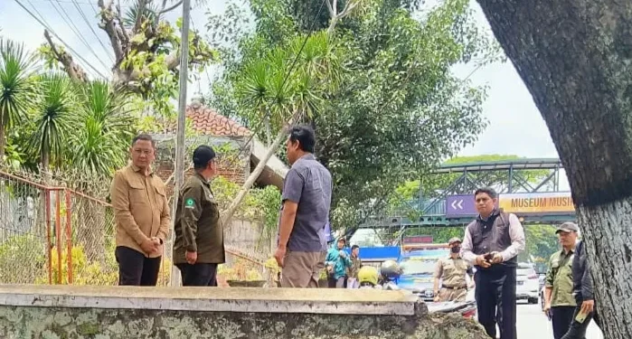 Pj Wali Kota Batu, Aries Agung Paewai, didampingi Sekda Kota Batu, Zadim Efisiensi, dan Kepala Dinas PUPR Kota Batu, Alfi Nurhidayat, meninjau lokasi Jalan Ir Soekarno yang kerap menjadi simpul kemacetan, Senin (23/1/2023).