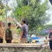 Pj Wali Kota Batu, Aries Agung Paewai, didampingi Sekda Kota Batu, Zadim Efisiensi, dan Kepala Dinas PUPR Kota Batu, Alfi Nurhidayat, meninjau lokasi Jalan Ir Soekarno yang kerap menjadi simpul kemacetan, Senin (23/1/2023).